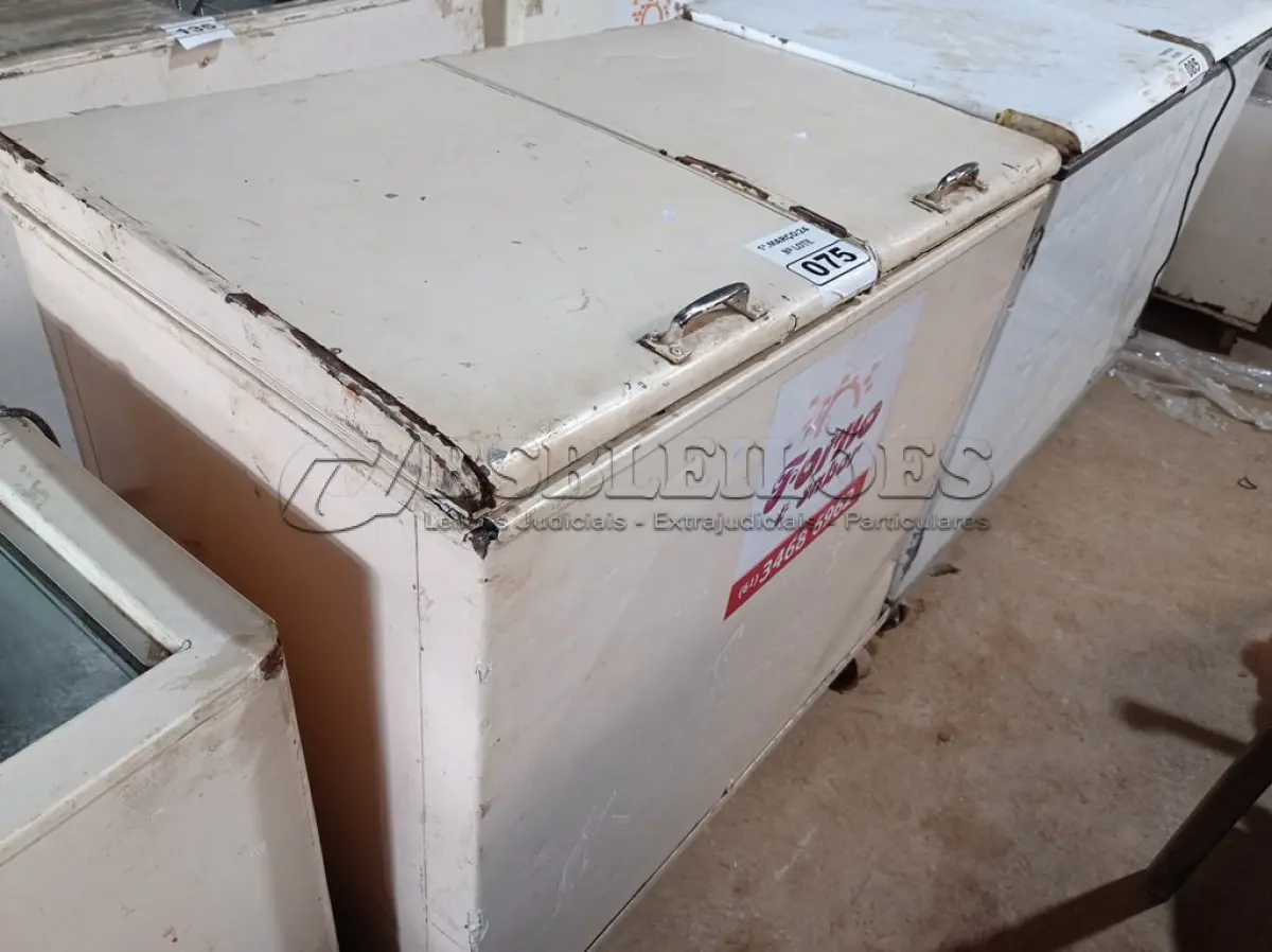 LOTE 075 - 01 FREEZER HORIZONTAL 02 TAMPAS 220V. (NO ESTADO) ATENÇÃO! FAZER A VISITAÇÃO ANTES DE ARREMATAR, NÃO SABEMOS SE FUNCIONA. LEILÃO NÃO TEM GARANTIA E NEM DEVOLUÇÃO, SUJEITO A POSSÍVEIS AVARIAS VISÍVEIS/OCULTAS E/OU AUSÊNCIA DE COMPONENTES.