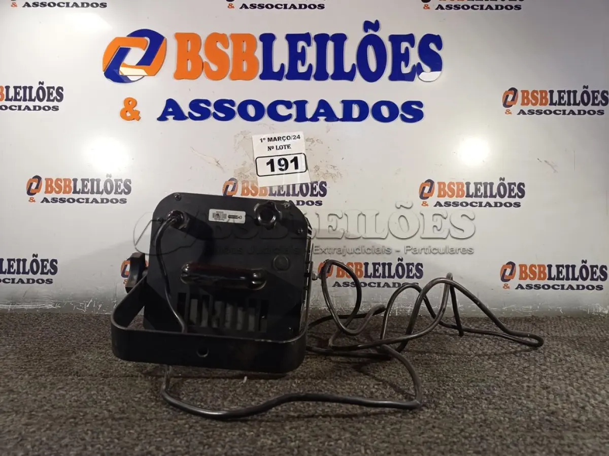 LOTE 191 - 01 LUMINÁRIA PARA ESTÚDIO LINE PRO. (NO ESTADO) ATENÇÃO! FAZER A VISITAÇÃO ANTES DE ARREMATAR, NÃO SABEMOS SE FUNCIONA. LEILÃO NÃO TEM GARANTIA E NEM DEVOLUÇÃO, SUJEITO A POSSÍVEIS AVARIAS VISÍVEIS/OCULTAS E/OU AUSÊNCIA DE COMPONENTES.