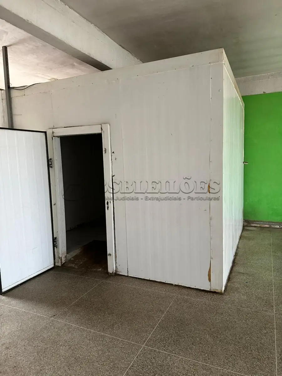 LOTE 202 - 01 CÂMARA FRIA REFRIGERADA COMPLETA COM MOTOR 2HP TRIFÁSICO E FORÇADOR, DESMONTADA. MEDINDO 300CMX300CM MARCA ELGIN. (VISITAÇÃO DESTE ITEM POR AGENDAMENTO. PROCURAR A SECRETARIA PARA MELHORES INFORMAÇÕES.) (NO ESTADO, NÃO SABEMOS SE FUNCIONA. LEILÃO NÃO TEM GARANTIA E NEM DEVOLUÇÃO).