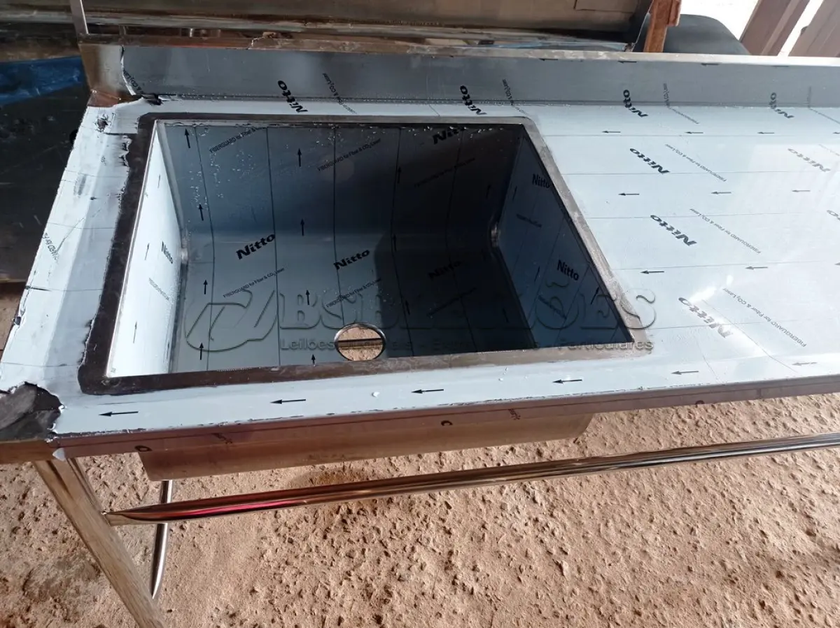 LOTE 184 - 01 BANCADA COM PIA DO LADO ESQUERDO E ESPELHO MEDINDO 180CMX66CM EM AÇO INOX. (NOVO) (NO ESTADO, NÃO SABEMOS SE FUNCIONA. LEILÃO NÃO TEM GARANTIA E NEM DEVOLUÇÃO).
