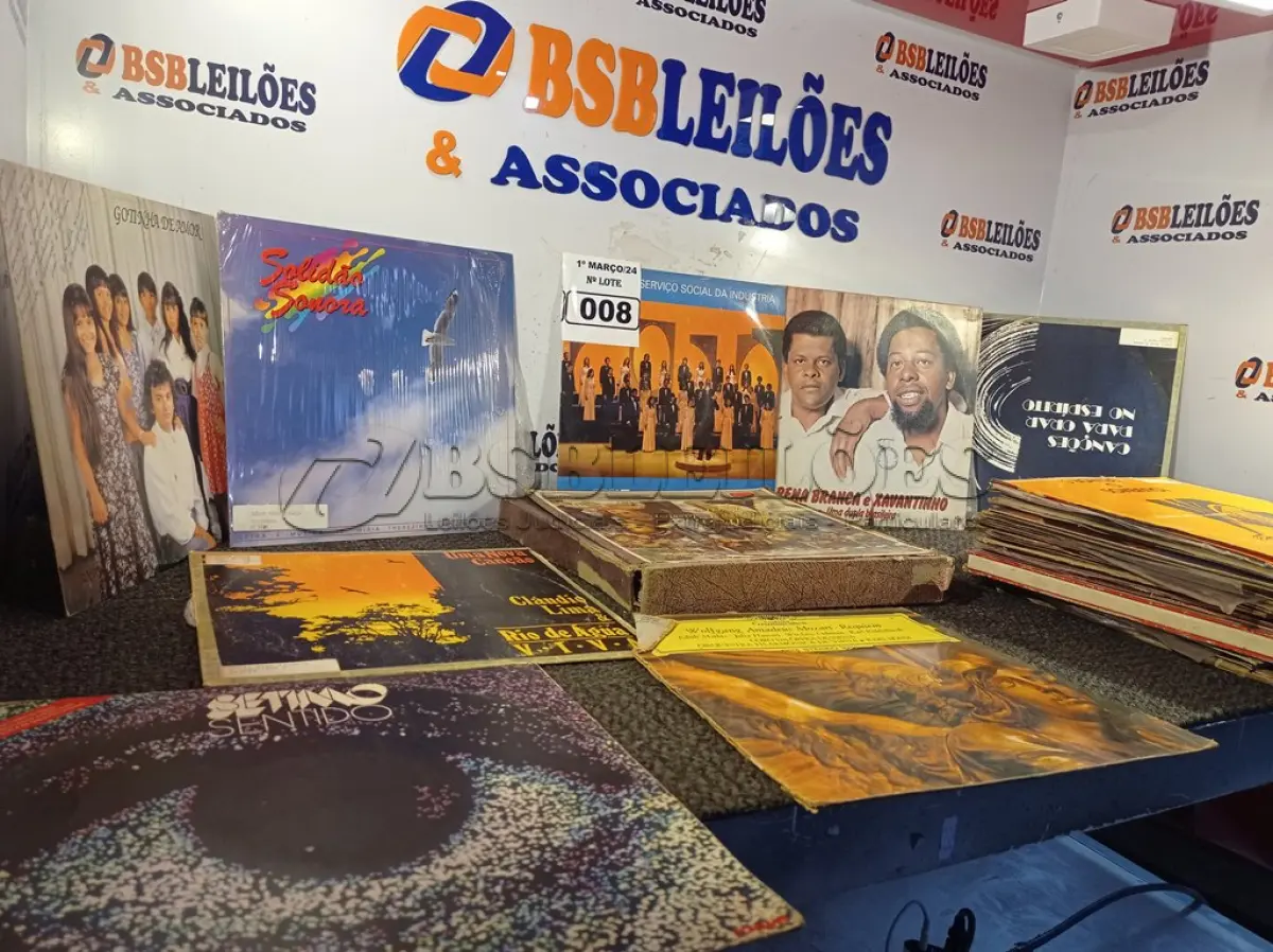 LOTE 008 - 01 LOTE COM VÁRIOS DISCOS DE VINIL. (NO ESTADO) ATENÇÃO! FAZER A VISITAÇÃO ANTES DE ARREMATAR, NÃO SABEMOS SE FUNCIONA. LEILÃO NÃO TEM GARANTIA E NEM DEVOLUÇÃO, SUJEITO A POSSÍVEIS AVARIAS VISÍVEIS/OCULTAS E/OU AUSÊNCIA DE COMPONENTES.