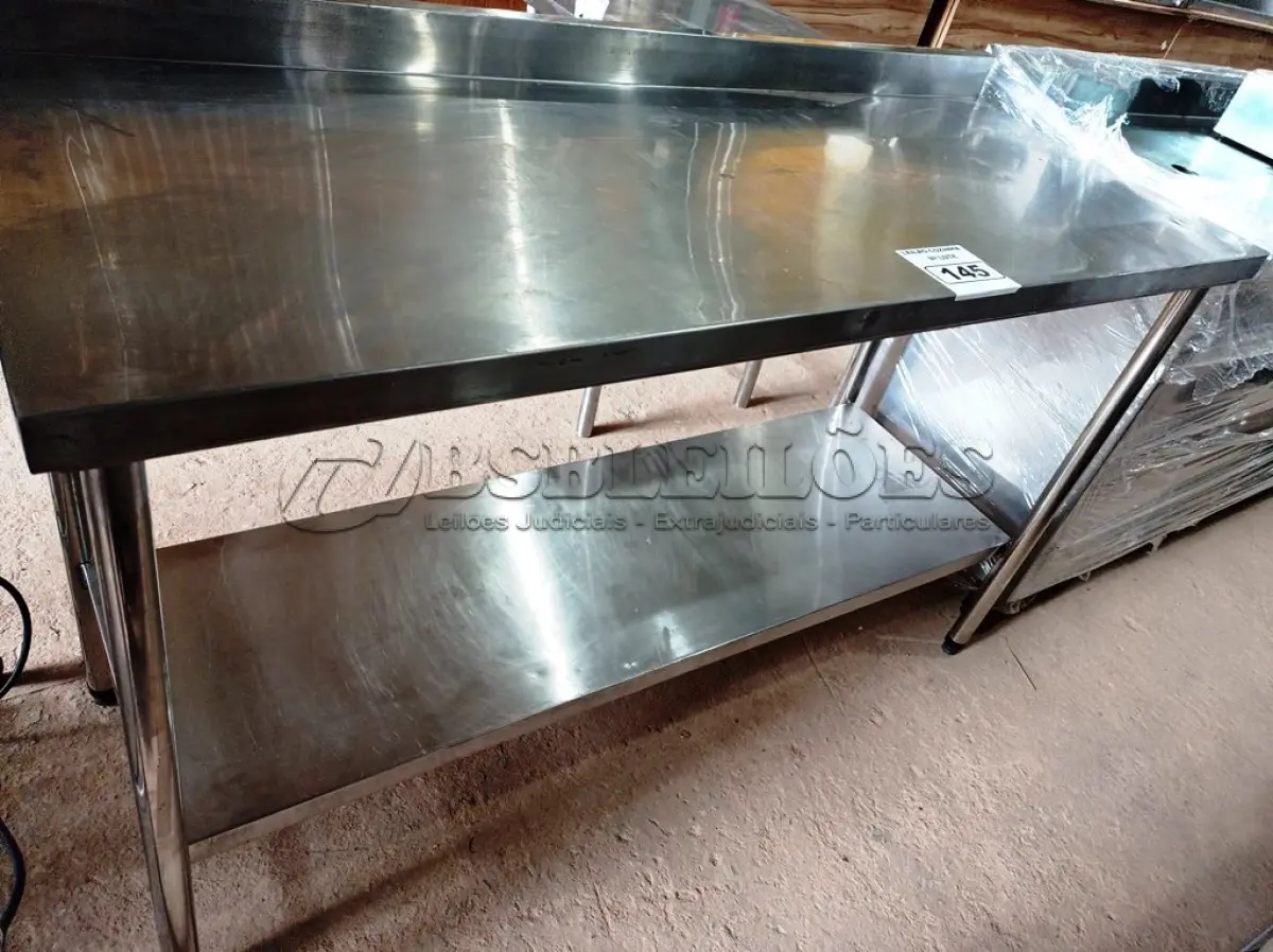 LOTE 145 - 01 MESA COM PANELEIRO E ESPELHO MEDINDO, 150CMX59CM EM AÇO INOX. (NO ESTADO, NÃO SABEMOS SE FUNCIONA. LEILÃO NÃO TEM GARANTIA E NEM DEVOLUÇÃO).