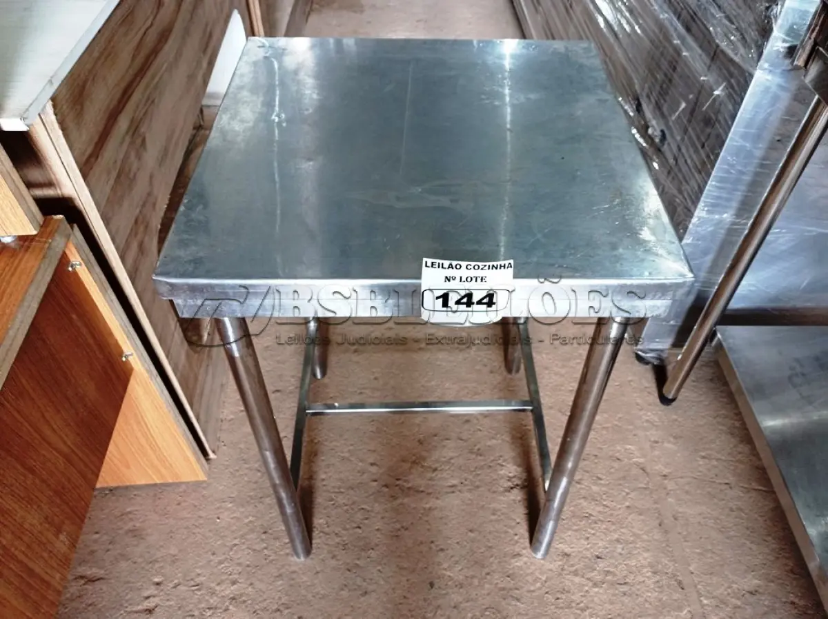 LOTE 144 - 01 MESA/BANCADA MEDINDO 58CMX58CM EM AÇO INOX. (NO ESTADO, NÃO SABEMOS SE FUNCIONA. LEILÃO NÃO TEM GARANTIA E NEM DEVOLUÇÃO).