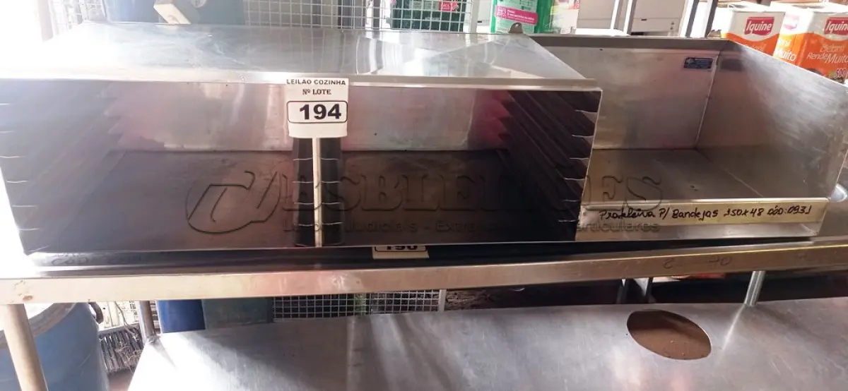 LOTE 194 - 01 ARMÁRIO DE PAREDE COM ENTRADA PARA 14 BANDEJAS EM AÇO INOX MEDINDO 150CMX48CM. (NO ESTADO, NÃO SABEMOS SE FUNCIONA. LEILÃO NÃO TEM GARANTIA E NEM DEVOLUÇÃO).
