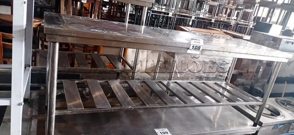 LOTE 108 - 01 MESA MEDINDO 180CMX55CM COM PANELEIRO EM AÇO INOX.(NO ESTADO, NÃO SABEMOS SE FUNCIONA. LEILÃO NÃO TEM GARANTIA E NEM DEVOLUÇÃO).