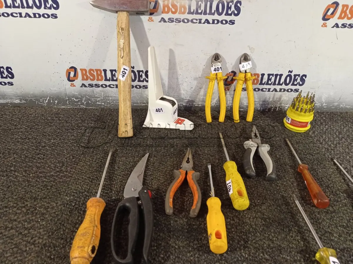LOTE 021 - 01 LOTE COM FERRAMENTAS DIVERSAS. (NO ESTADO) ATENÇÃO! FAZER A VISITAÇÃO ANTES DE ARREMATAR, NÃO SABEMOS SE FUNCIONA. LEILÃO NÃO TEM GARANTIA E NEM DEVOLUÇÃO, SUJEITO A POSSÍVEIS AVARIAS VISÍVEIS/OCULTAS E/OU AUSÊNCIA DE COMPONENTES.