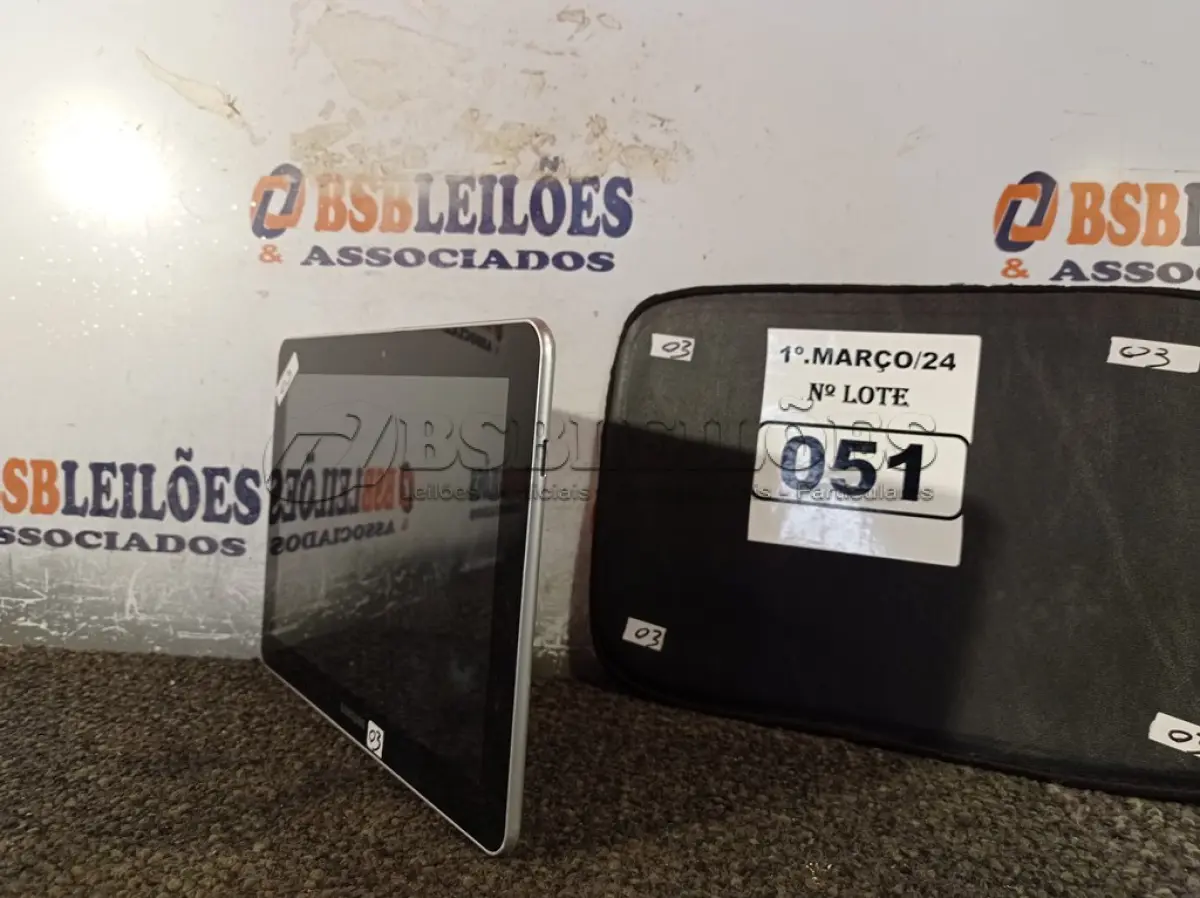 LOTE 051 - 01 TABLET MARCA SAMSUNG. (NO ESTADO) ATENÇÃO! FAZER A VISITAÇÃO ANTES DE ARREMATAR, NÃO SABEMOS SE FUNCIONA. LEILÃO NÃO TEM GARANTIA E NEM DEVOLUÇÃO, SUJEITO A POSSÍVEIS AVARIAS VISÍVEIS/OCULTAS E/OU AUSÊNCIA DE COMPONENTES.