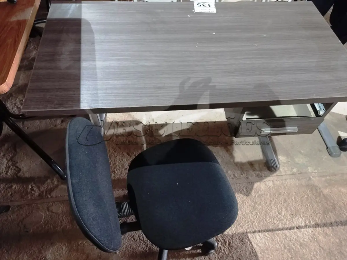 LOTE 135 - 01 MESA PARA ESCRITÓRIO MEDINDO 121CMX60CM E 01 CADEIRA GIRATÓRIA. (NO ESTADO. LEILÃO NÃO TEM GARANTIA E NEM DEVOLUÇÃO).