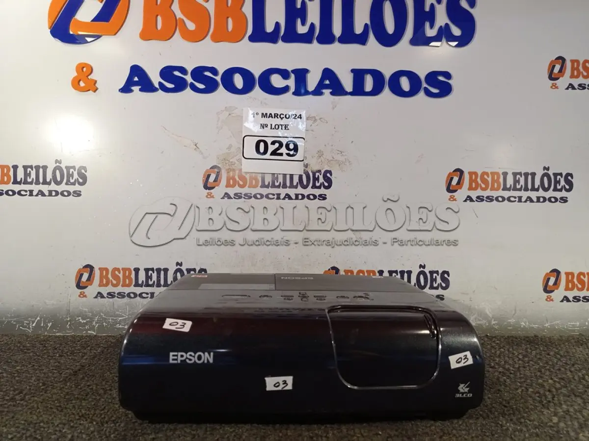 LOTE 029 - 01 PROJETOR MULTIMIDIA MARCA EPSON. (NO ESTADO) ATENÇÃO! FAZER A VISITAÇÃO ANTES DE ARREMATAR, NÃO SABEMOS SE FUNCIONA. LEILÃO NÃO TEM GARANTIA E NEM DEVOLUÇÃO, SUJEITO A POSSÍVEIS AVARIAS VISÍVEIS/OCULTAS E/OU AUSÊNCIA DE COMPONENTES.