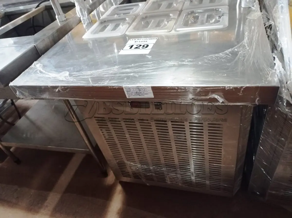 LOTE 129 - 01 BALCÃO INDUSTRIAL REFRIGERADO COM 09 CUBAS E 02 PASSADORES EM AÇO INOX. (NO ESTADO. LEILÃO NÃO TEM GARANTIA E NEM DEVOLUÇÃO).