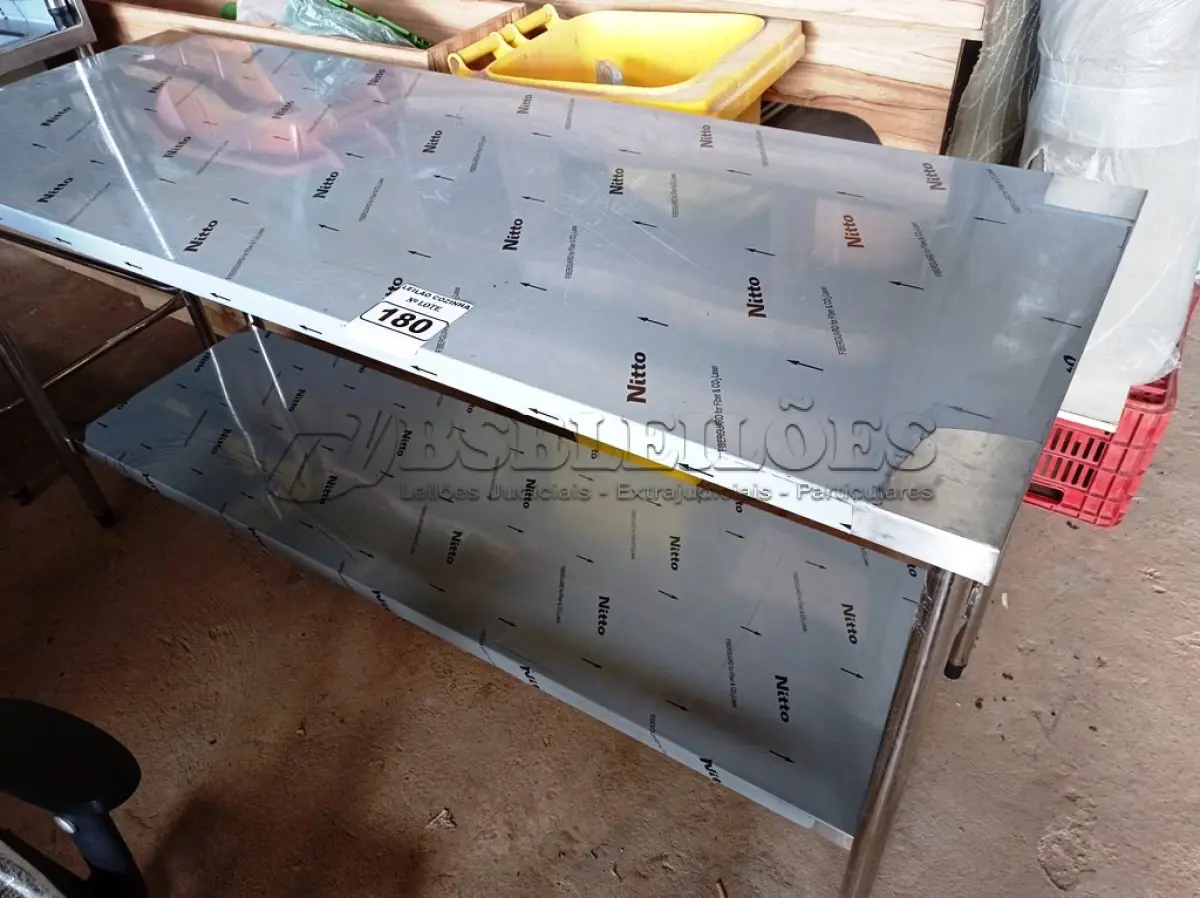 LOTE 180 - 01 MESA MEDINDO 180CMX65CM COM PANELEIRO EM AÇO INOX. (NOVO) (NO ESTADO, NÃO SABEMOS SE FUNCIONA. LEILÃO NÃO TEM GARANTIA E NEM DEVOLUÇÃO).