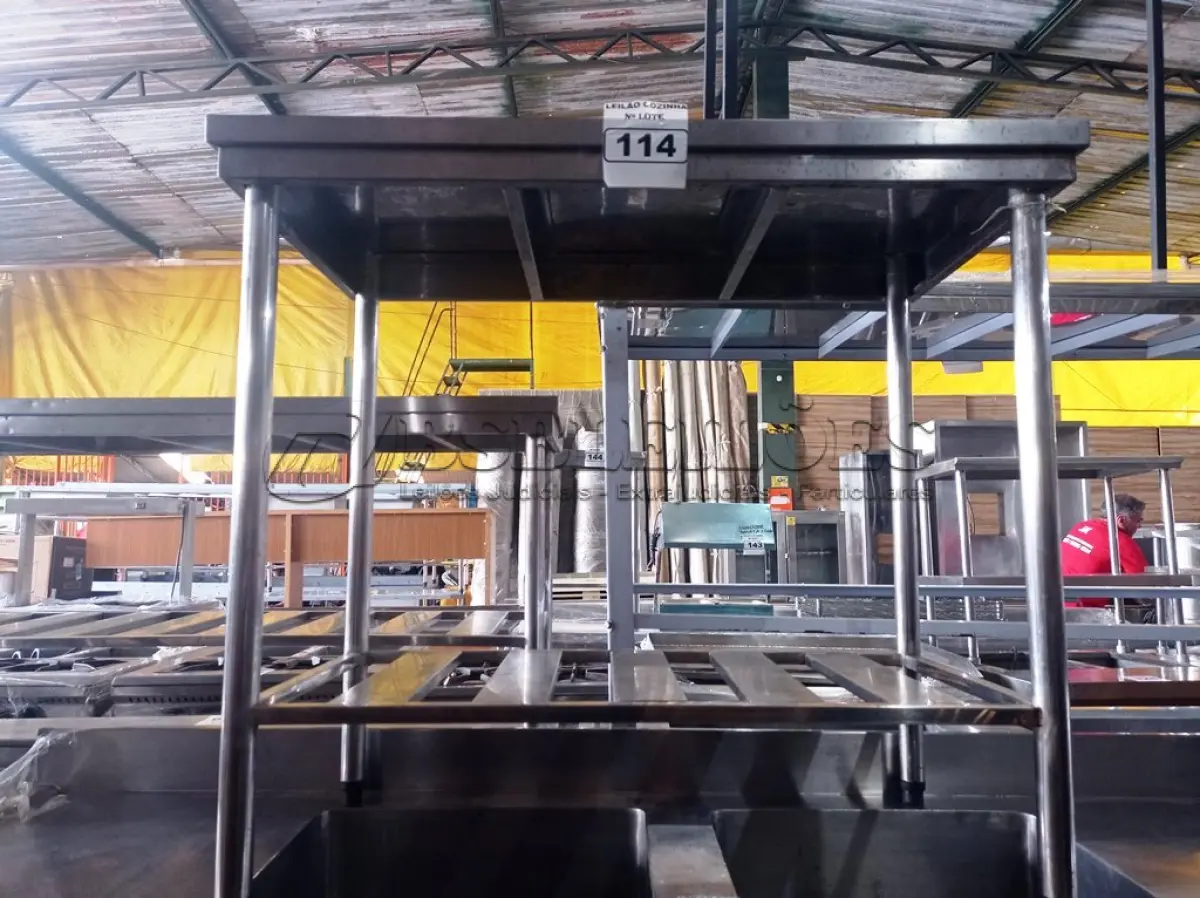LOTE 114 - 01 MESA COM PANELEIRO MEDINDO 100CMX56CM EM AÇO INOX 304. (NO ESTADO, NÃO SABEMOS SE FUNCIONA. LEILÃO NÃO TEM GARANTIA E NEM DEVOLUÇÃO).