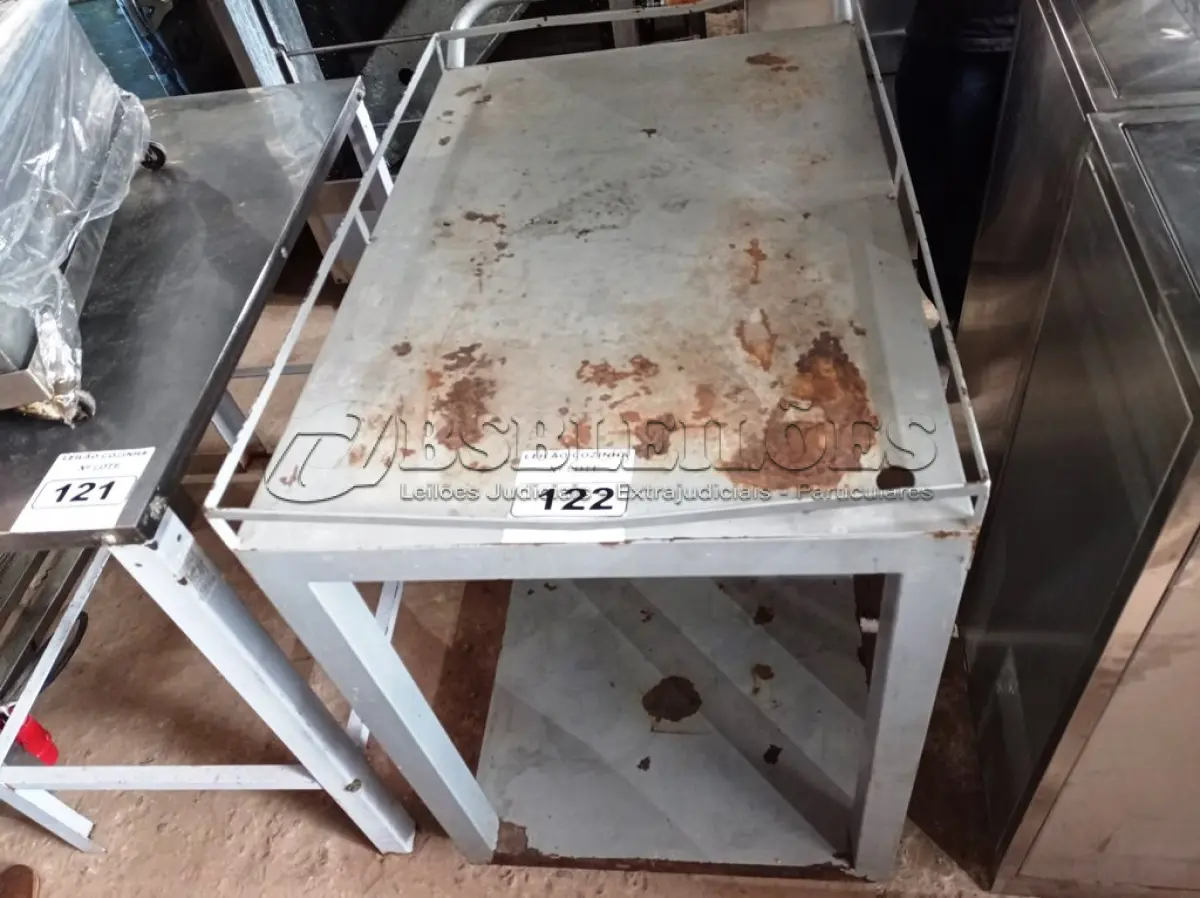 LOTE 122 - 01 CARRINHO DE FERRO PARA TRANSPORTE DE ALIMENTOS, MEDINDO 90CMX61CM. (NO ESTADO, NÃO SABEMOS SE FUNCIONA. LEILÃO NÃO TEM GARANTIA E NEM DEVOLUÇÃO).