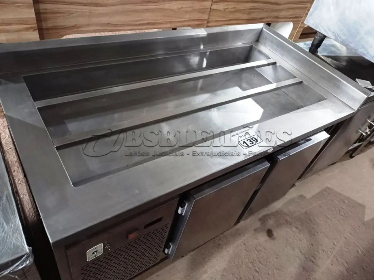 LOTE 139 - 01 BALCÃO REFRIGERADO COM CONDIMENTADORA MEDINDO 137CMX71CM EM AÇO INOX. (NO ESTADO) LEILÃO NÃO TEM GARANTIA E NEM DEVOLUÇÃO).