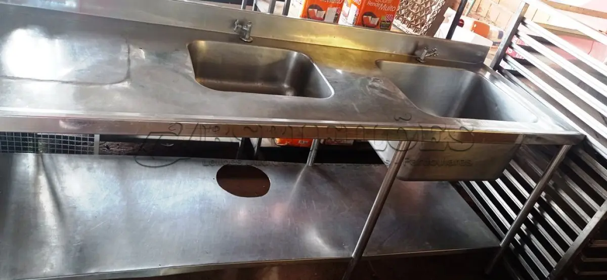 LOTE 190 - 01 MESA COM 02 PIAS E PANELEIRO EM AÇO INOX MEDINDO 288CM72CM. (NO ESTADO, NÃO SABEMOS SE FUNCIONA. LEILÃO NÃO TEM GARANTIA E NEM DEVOLUÇÃO).
