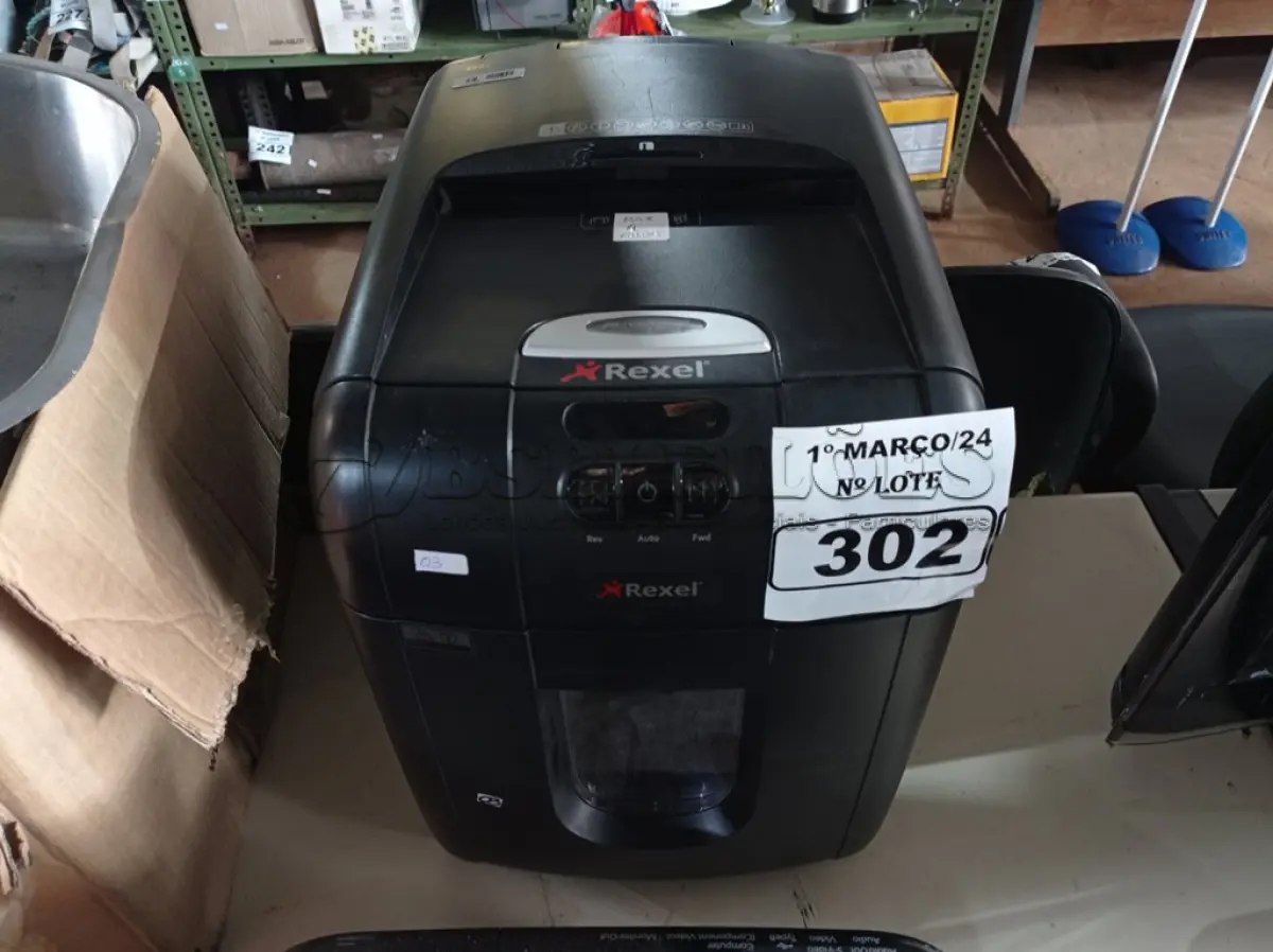 LOTE 302 - 01 FRAGMENTADORA DE PAPEL MARCA REXEL. (NO ESTADO) ATENÇÃO! FAZER A VISITAÇÃO ANTES DE ARREMATAR, NÃO SABEMOS SE FUNCIONA. LEILÃO NÃO TEM GARANTIA E NEM DEVOLUÇÃO, SUJEITO A POSSÍVEIS AVARIAS VISÍVEIS/OCULTAS E/OU AUSÊNCIA DE COMPONENTES.