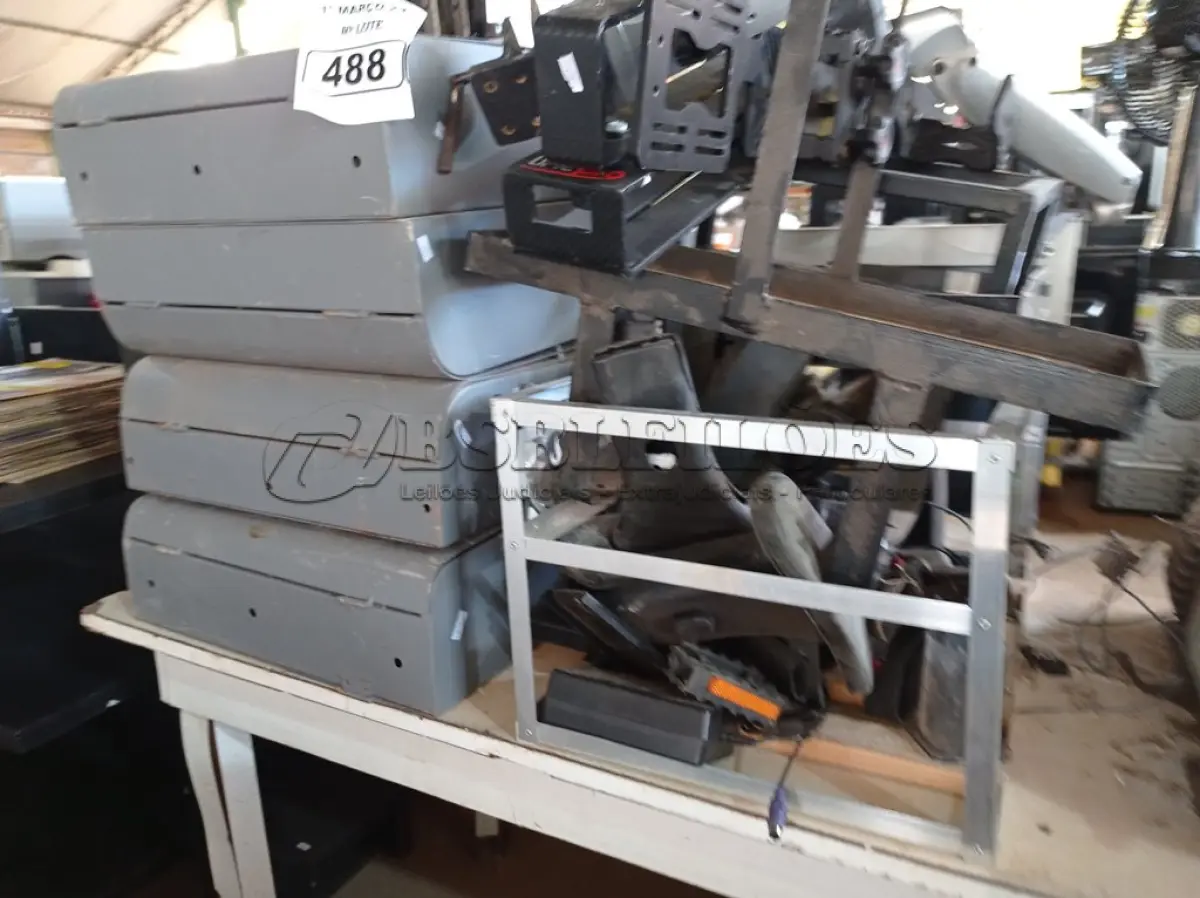 LOTE 488 - 01 LOTE COM FERRAGENS DIVERSAS. (NO ESTADO) ATENÇÃO! FAZER A VISITAÇÃO ANTES DE ARREMATAR, NÃO SABEMOS SE FUNCIONA. LEILÃO NÃO TEM GARANTIA E NEM DEVOLUÇÃO, SUJEITO A POSSÍVEIS AVARIAS VISÍVEIS/OCULTAS E/OU AUSÊNCIA DE COMPONENTES.