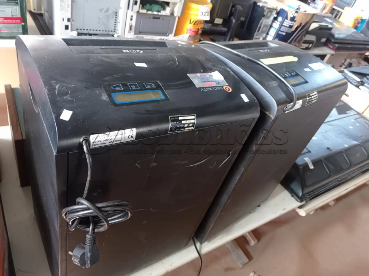 LOTE 356 - 02 FRAGMENTADORAS DE PAPEL. (NO ESTADO) ATENÇÃO! FAZER A VISITAÇÃO ANTES DE ARREMATAR, NÃO SABEMOS SE FUNCIONA. LEILÃO NÃO TEM GARANTIA E NEM DEVOLUÇÃO, SUJEITO A POSSÍVEIS AVARIAS VISÍVEIS/OCULTAS E/OU AUSÊNCIA DE COMPONENTES.