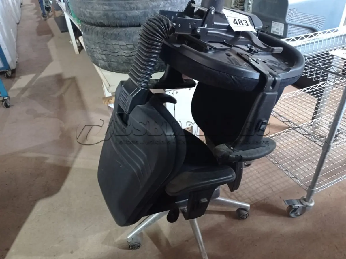LOTE 483 - 02 CADEIRAS PARA ESCRITÓRIO COM PÉS GIRATÓRIOS. (NO ESTADO) ATENÇÃO! FAZER A VISITAÇÃO ANTES DE ARREMATAR, NÃO SABEMOS SE FUNCIONA. LEILÃO NÃO TEM GARANTIA E NEM DEVOLUÇÃO, SUJEITO A POSSÍVEIS AVARIAS VISÍVEIS/OCULTAS E/OU AUSÊNCIA DE COMPONENTES.