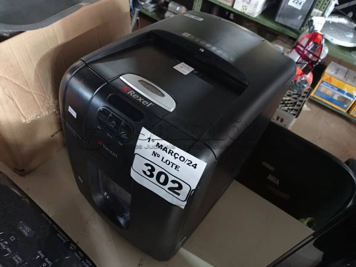 LOTE 302 - 01 FRAGMENTADORA DE PAPEL MARCA REXEL. (NO ESTADO) ATENÇÃO! FAZER A VISITAÇÃO ANTES DE ARREMATAR, NÃO SABEMOS SE FUNCIONA. LEILÃO NÃO TEM GARANTIA E NEM DEVOLUÇÃO, SUJEITO A POSSÍVEIS AVARIAS VISÍVEIS/OCULTAS E/OU AUSÊNCIA DE COMPONENTES.