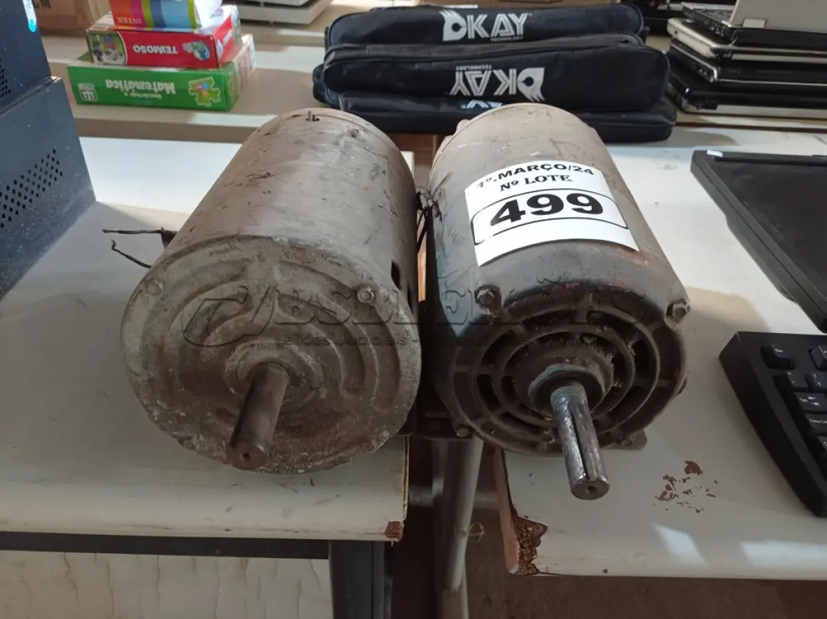 LOTE 499 - 02 MOTORES ELETRICOS. (NO ESTADO) ATENÇÃO! FAZER A VISITAÇÃO ANTES DE ARREMATAR, NÃO SABEMOS SE FUNCIONA. LEILÃO NÃO TEM GARANTIA E NEM DEVOLUÇÃO, SUJEITO A POSSÍVEIS AVARIAS VISÍVEIS/OCULTAS E/OU AUSÊNCIA DE COMPONENTES.
