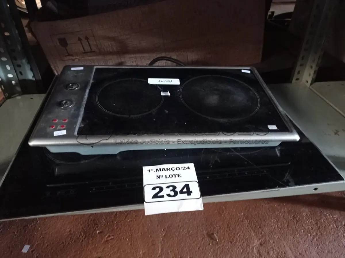 LOTE 234 - 02 FOGÕES DE INDUÇÃO MARCAS E MODELOS DIVERSOS PARA RETIRADA DE PEÇAS. (NO ESTADO) ATENÇÃO! FAZER A VISITAÇÃO ANTES DE ARREMATAR, NÃO SABEMOS SE FUNCIONA. LEILÃO NÃO TEM GARANTIA E NEM DEVOLUÇÃO, SUJEITO A POSSÍVEIS AVARIAS VISÍVEIS/OCULTAS E/OU AUSÊNCIA DE COMPONENTES.