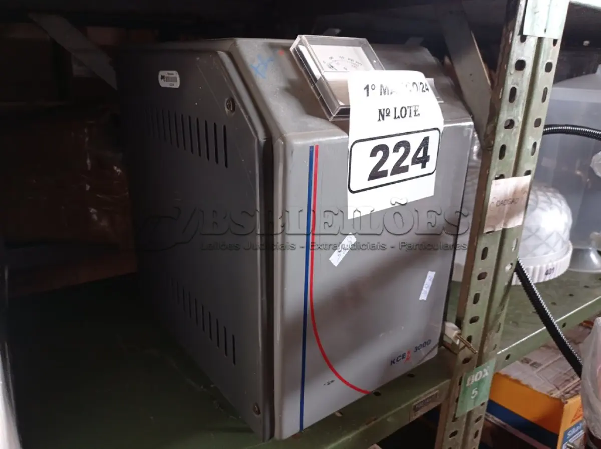 LOTE 224 - 01 ESTABILIZADOR DE TENSÃO KCE 3000. (NO ESTADO) ATENÇÃO! FAZER A VISITAÇÃO ANTES DE ARREMATAR, NÃO SABEMOS SE FUNCIONA. LEILÃO NÃO TEM GARANTIA E NEM DEVOLUÇÃO, SUJEITO A POSSÍVEIS AVARIAS VISÍVEIS/OCULTAS E/OU AUSÊNCIA DE COMPONENTES.