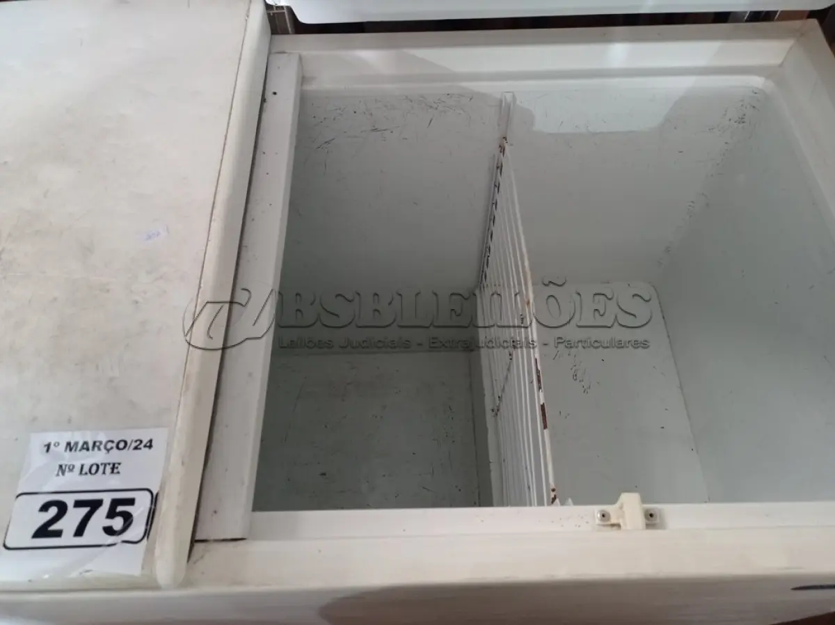LOTE 275 - 01 FREEZER HORIZONTAL 02 TAMPAS 220V. (NO ESTADO) ATENÇÃO! FAZER A VISITAÇÃO ANTES DE ARREMATAR, NÃO SABEMOS SE FUNCIONA. LEILÃO NÃO TEM GARANTIA E NEM DEVOLUÇÃO, SUJEITO A POSSÍVEIS AVARIAS VISÍVEIS/OCULTAS E/OU AUSÊNCIA DE COMPONENTES.
