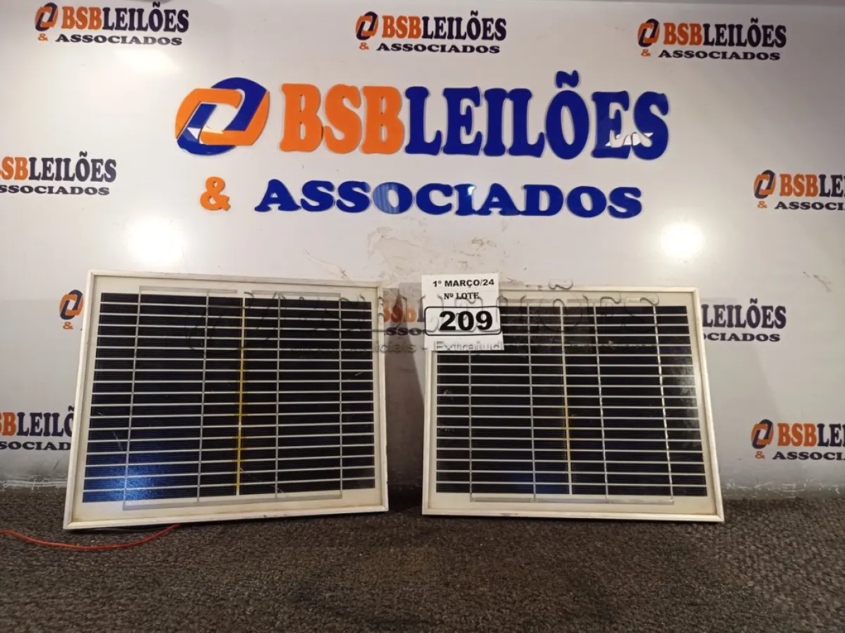 LOTE 209 - 02 PAINÉIS SOLARES 18V 10W. (NO ESTADO) ATENÇÃO! FAZER A VISITAÇÃO ANTES DE ARREMATAR, NÃO SABEMOS SE FUNCIONA. LEILÃO NÃO TEM GARANTIA E NEM DEVOLUÇÃO, SUJEITO A POSSÍVEIS AVARIAS VISÍVEIS/OCULTAS E/OU AUSÊNCIA DE COMPONENTES.