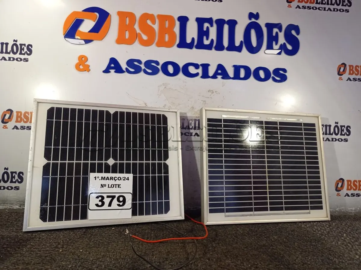 LOTE 379 - 02 PAINÉIS SOLARES 18V 10W. (NO ESTADO) ATENÇÃO! FAZER A VISITAÇÃO ANTES DE ARREMATAR, NÃO SABEMOS SE FUNCIONA. LEILÃO NÃO TEM GARANTIA E NEM DEVOLUÇÃO, SUJEITO A POSSÍVEIS AVARIAS VISÍVEIS/OCULTAS E/OU AUSÊNCIA DE COMPONENTES.