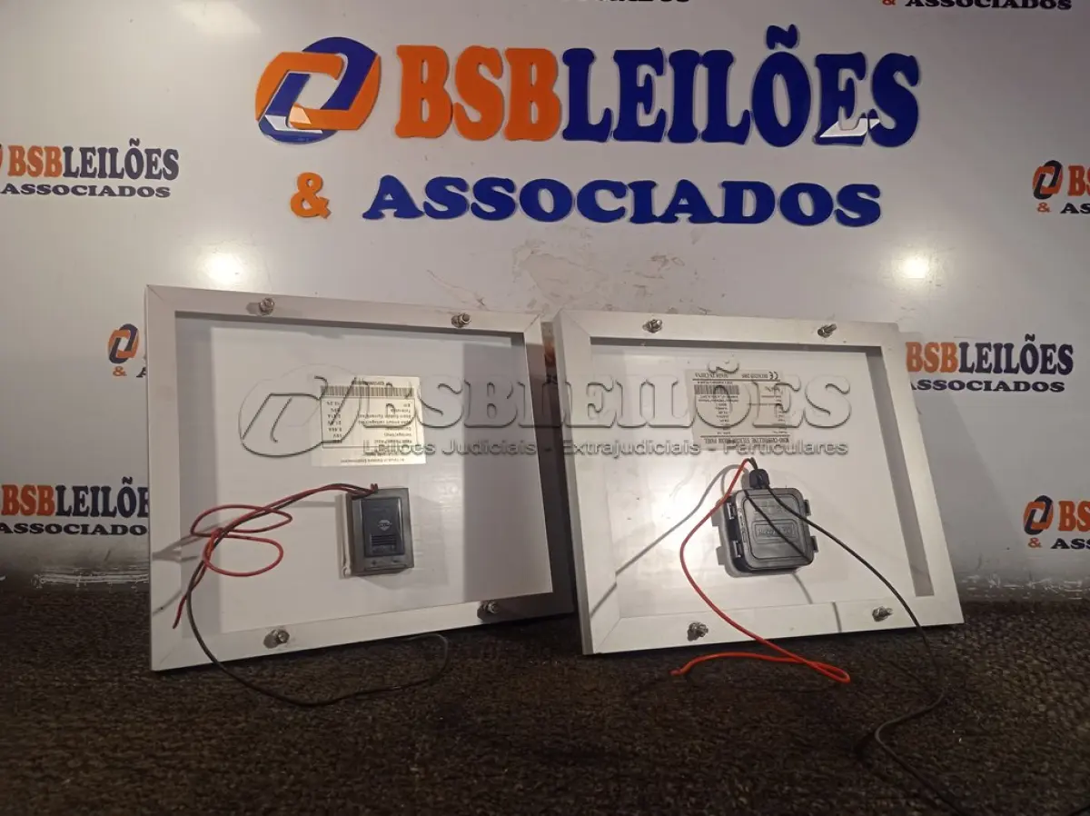 LOTE 231 - 02 PAINÉIS SOLARES 18V 10W SENDO 01 COM AVARIAS. (NO ESTADO) ATENÇÃO! FAZER A VISITAÇÃO ANTES DE ARREMATAR, NÃO SABEMOS SE FUNCIONA. LEILÃO NÃO TEM GARANTIA E NEM DEVOLUÇÃO, SUJEITO A POSSÍVEIS AVARIAS VISÍVEIS/OCULTAS E/OU AUSÊNCIA DE COMPONENTES.