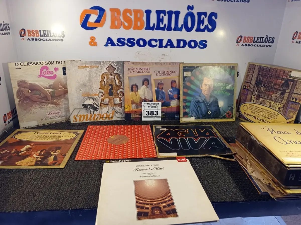 LOTE 383 - 01 LOTE COM VÁRIOS DISCOS DE VINIL. (NO ESTADO) ATENÇÃO! FAZER A VISITAÇÃO ANTES DE ARREMATAR, NÃO SABEMOS SE FUNCIONA. LEILÃO NÃO TEM GARANTIA E NEM DEVOLUÇÃO, SUJEITO A POSSÍVEIS AVARIAS VISÍVEIS/OCULTAS E/OU AUSÊNCIA DE COMPONENTES.