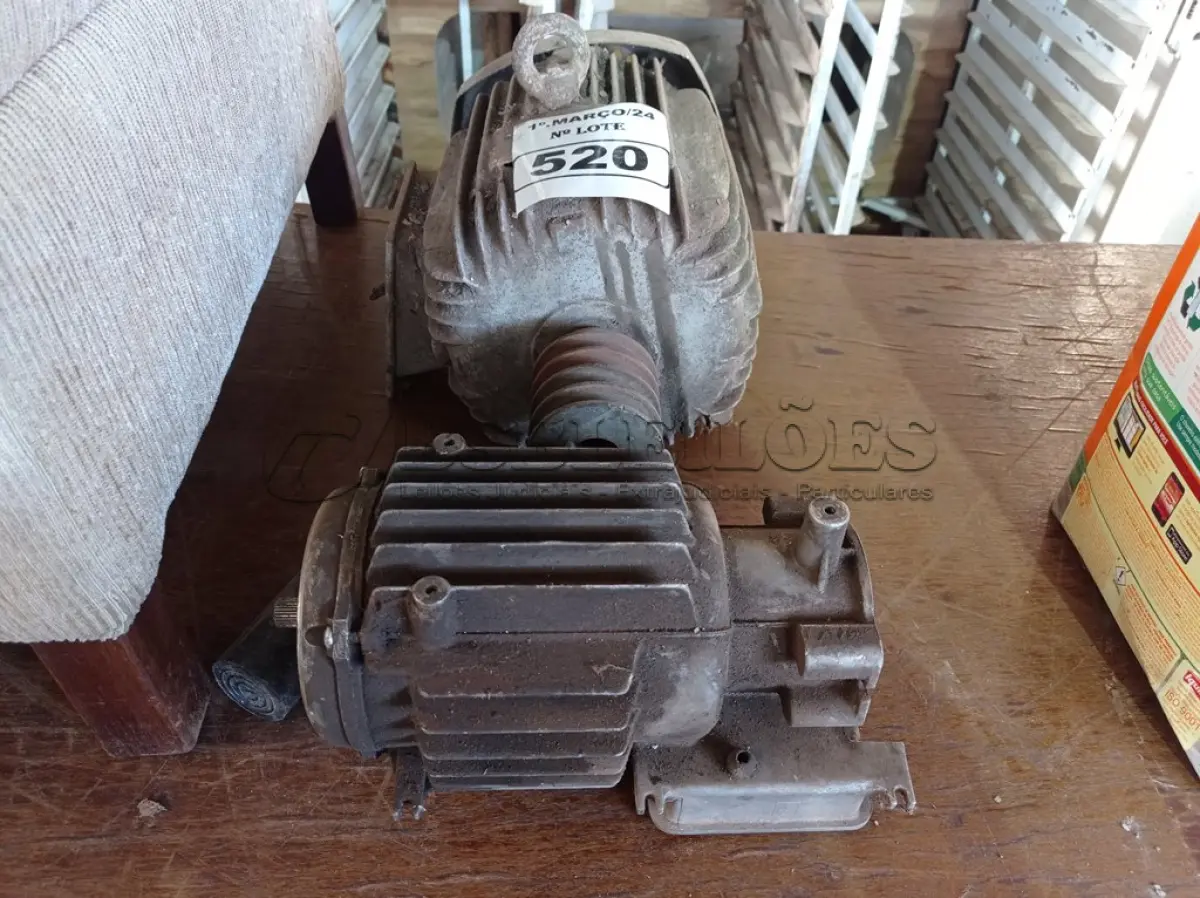 LOTE 520 - 02 MOTORES ELÉTRICOS. (NO ESTADO) ATENÇÃO! FAZER A VISITAÇÃO ANTES DE ARREMATAR, NÃO SABEMOS SE FUNCIONA. LEILÃO NÃO TEM GARANTIA E NEM DEVOLUÇÃO, SUJEITO A POSSÍVEIS AVARIAS VISÍVEIS/OCULTAS E/OU AUSÊNCIA DE COMPONENTES.