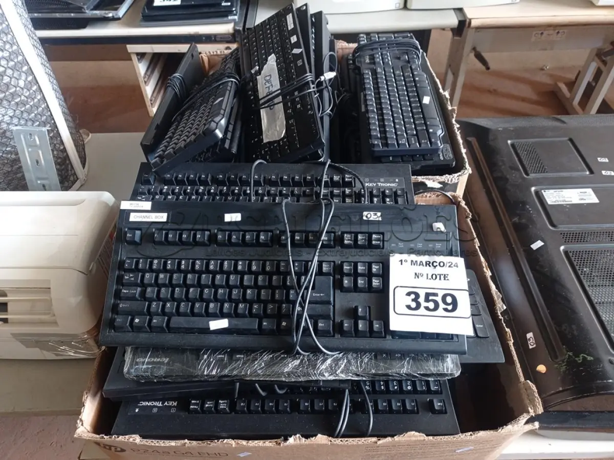 LOTE 359 - 01 LOTE COM VÁRIOS TECLADOS PARA PC MARCAS E MODELOS DIVERSOS. (NO ESTADO) ATENÇÃO! FAZER A VISITAÇÃO ANTES DE ARREMATAR, NÃO SABEMOS SE FUNCIONA. LEILÃO NÃO TEM GARANTIA E NEM DEVOLUÇÃO, SUJEITO A POSSÍVEIS AVARIAS VISÍVEIS/OCULTAS E/OU AUSÊNCIA DE COMPONENTES.