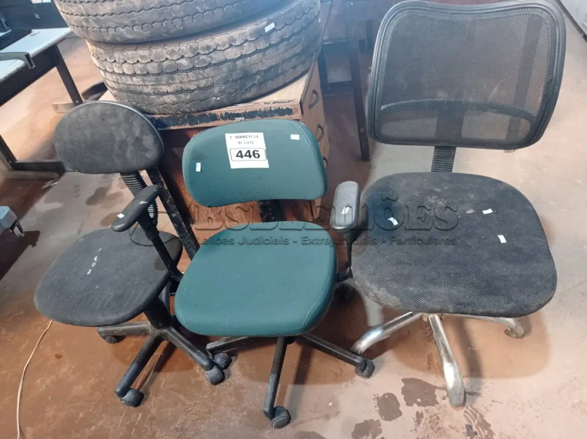 LOTE 446 - 03 CADEIRAS DE ESCRITÓRIO COM BASES GIRATÓRIAS. (NO ESTADO) ATENÇÃO! FAZER A VISITAÇÃO ANTES DE ARREMATAR, NÃO SABEMOS SE FUNCIONA. LEILÃO NÃO TEM GARANTIA E NEM DEVOLUÇÃO, SUJEITO A POSSÍVEIS AVARIAS VISÍVEIS/OCULTAS E/OU AUSÊNCIA DE COMPONENTES.