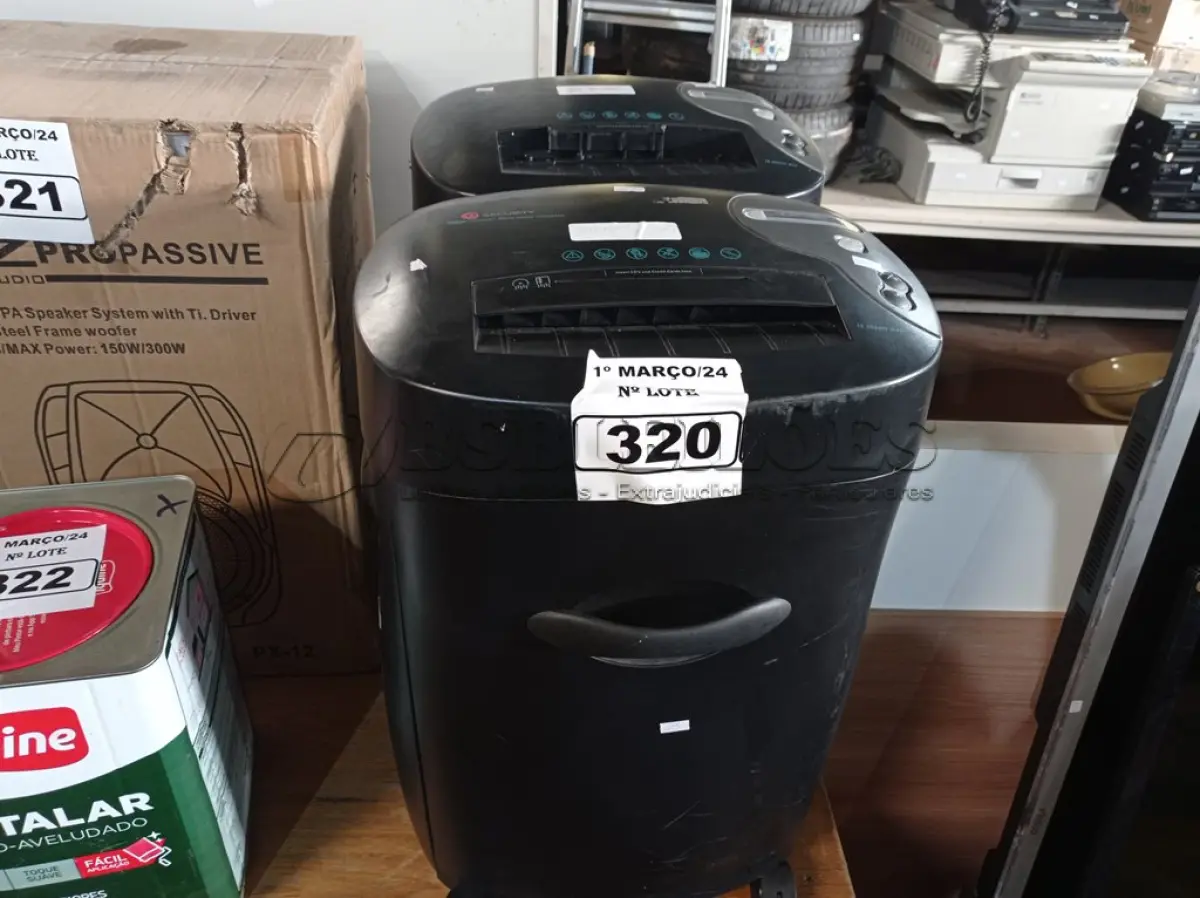 LOTE 320 - 02 FRAGMENTADORAS DE PAPEL. (NO ESTADO) ATENÇÃO! FAZER A VISITAÇÃO ANTES DE ARREMATAR, NÃO SABEMOS SE FUNCIONA. LEILÃO NÃO TEM GARANTIA E NEM DEVOLUÇÃO, SUJEITO A POSSÍVEIS AVARIAS VISÍVEIS/OCULTAS E/OU AUSÊNCIA DE COMPONENTES.