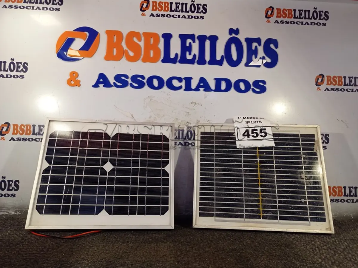 LOTE 455 - 02 PAINÉIS SOLARES 18V 10W. (NO ESTADO) ATENÇÃO! FAZER A VISITAÇÃO ANTES DE ARREMATAR, NÃO SABEMOS SE FUNCIONA. LEILÃO NÃO TEM GARANTIA E NEM DEVOLUÇÃO, SUJEITO A POSSÍVEIS AVARIAS VISÍVEIS/OCULTAS E/OU AUSÊNCIA DE COMPONENTES.