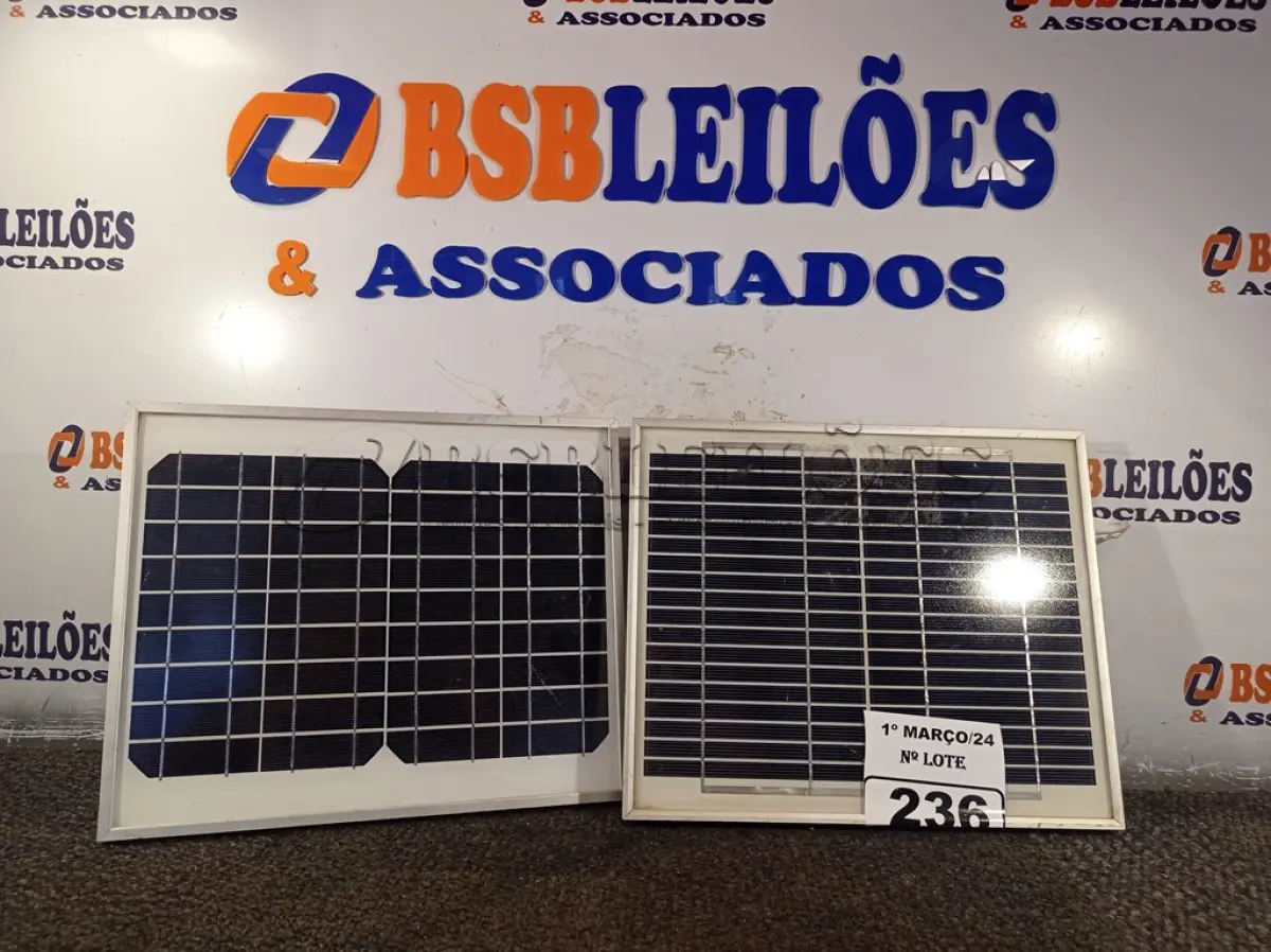 LOTE 236 - 02 PAINÉIS SOLARES 18V 10W. (NO ESTADO) ATENÇÃO! FAZER A VISITAÇÃO ANTES DE ARREMATAR, NÃO SABEMOS SE FUNCIONA. LEILÃO NÃO TEM GARANTIA E NEM DEVOLUÇÃO, SUJEITO A POSSÍVEIS AVARIAS VISÍVEIS/OCULTAS E/OU AUSÊNCIA DE COMPONENTES.