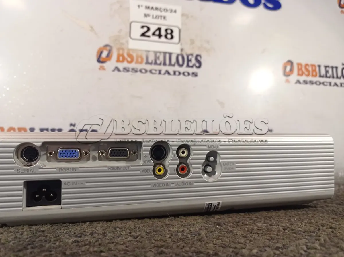 LOTE 248 - 01 PROJETOR MULTIMIDIA MARCA PANASONIC. (NO ESTADO) ATENÇÃO! FAZER A VISITAÇÃO ANTES DE ARREMATAR, NÃO SABEMOS SE FUNCIONA. LEILÃO NÃO TEM GARANTIA E NEM DEVOLUÇÃO, SUJEITO A POSSÍVEIS AVARIAS VISÍVEIS/OCULTAS E/OU AUSÊNCIA DE COMPONENTES.