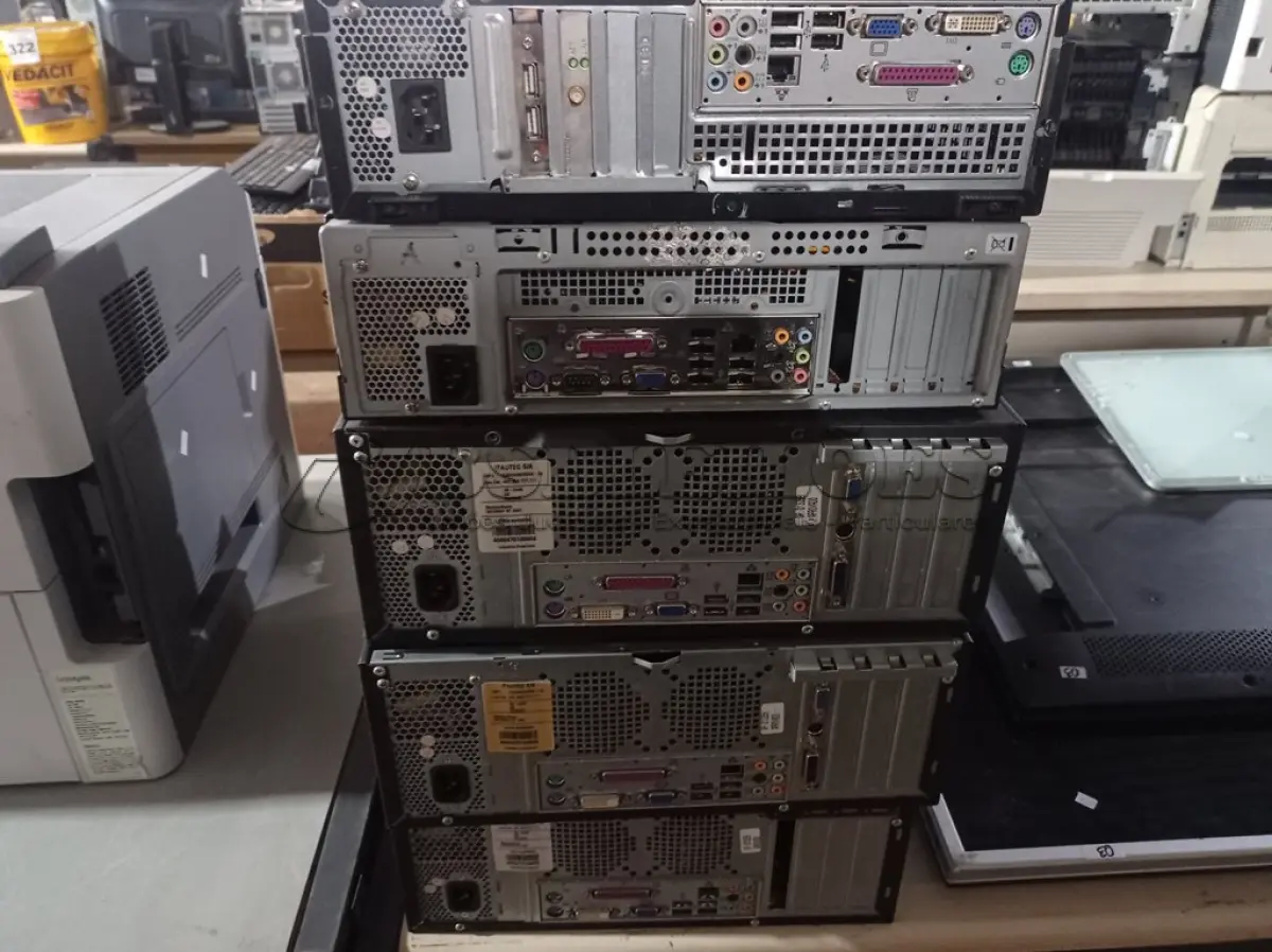 LOTE 346 - 05 CPU’S MARCAS E MODELOS DIVERSOS. (NO ESTADO) ATENÇÃO! FAZER A VISITAÇÃO ANTES DE ARREMATAR, NÃO SABEMOS SE FUNCIONA. LEILÃO NÃO TEM GARANTIA E NEM DEVOLUÇÃO, SUJEITO A POSSÍVEIS AVARIAS VISÍVEIS/OCULTAS E/OU AUSÊNCIA DE COMPONENTES.