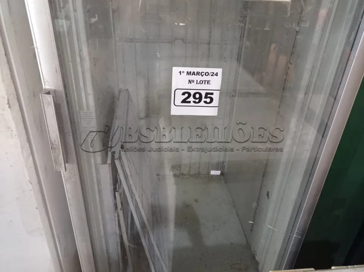 LOTE 295 - 01 CERVEJEIRA MARCA METALFRIO. (NO ESTADO) ATENÇÃO! FAZER A VISITAÇÃO ANTES DE ARREMATAR, NÃO SABEMOS SE FUNCIONA. LEILÃO NÃO TEM GARANTIA E NEM DEVOLUÇÃO, SUJEITO A POSSÍVEIS AVARIAS VISÍVEIS/OCULTAS E/OU AUSÊNCIA DE COMPONENTES.