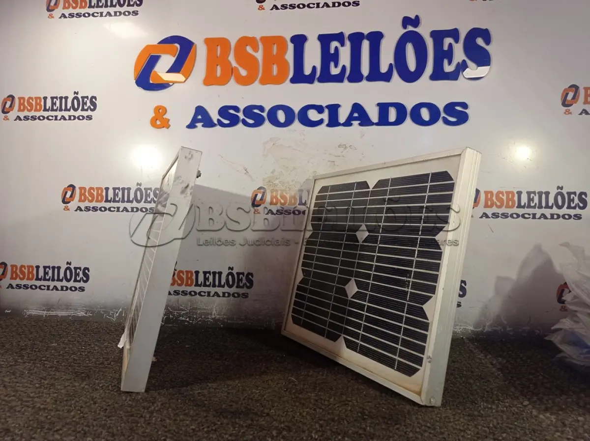 LOTE 406 - 02 PAINÉIS SOLARES 18V 10W. (NO ESTADO) ATENÇÃO! FAZER A VISITAÇÃO ANTES DE ARREMATAR, NÃO SABEMOS SE FUNCIONA. LEILÃO NÃO TEM GARANTIA E NEM DEVOLUÇÃO, SUJEITO A POSSÍVEIS AVARIAS VISÍVEIS/OCULTAS E/OU AUSÊNCIA DE COMPONENTES.