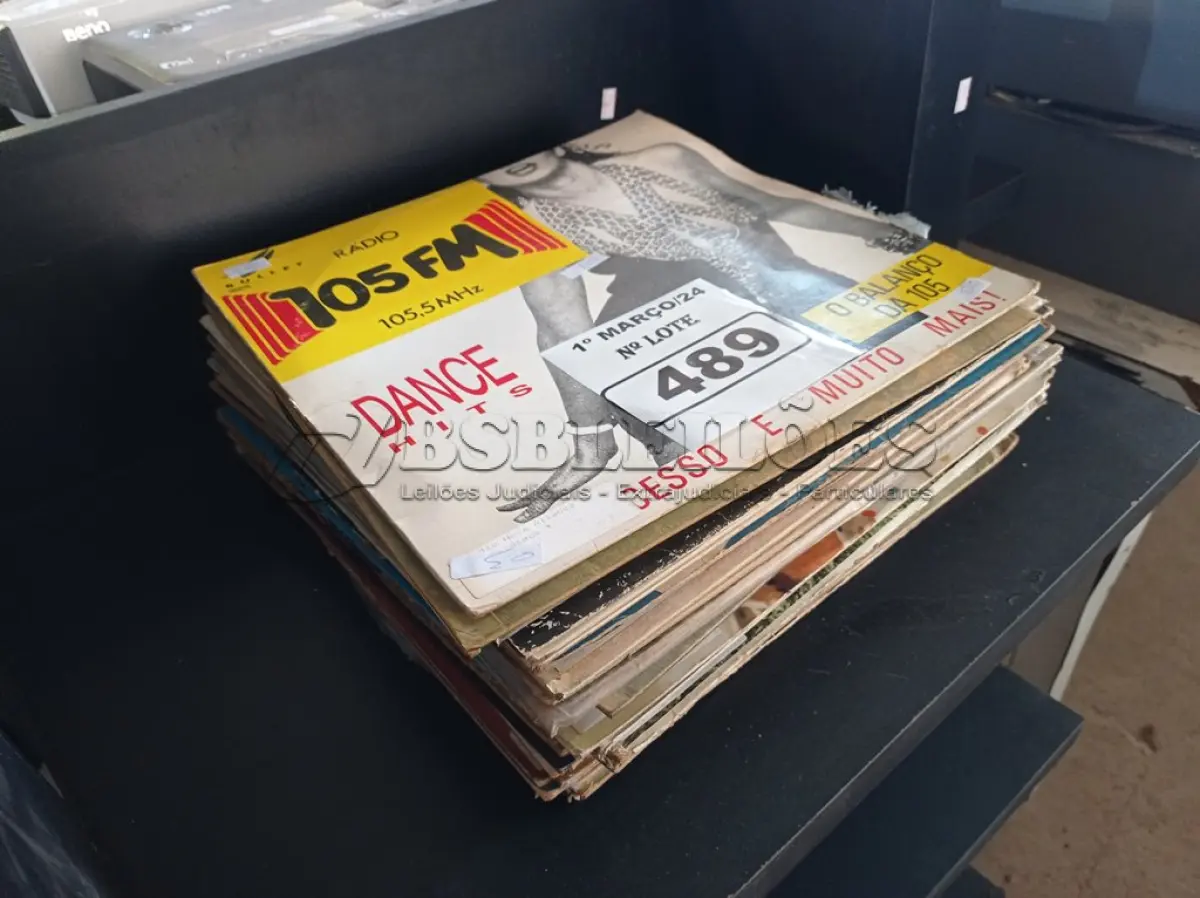 LOTE 489 - 01 LOTE COM DIVERSOS DISCOS DE VINIL.(NO ESTADO) ATENÇÃO! FAZER A VISITAÇÃO ANTES DE ARREMATAR, NÃO SABEMOS SE FUNCIONA. LEILÃO NÃO TEM GARANTIA E NEM DEVOLUÇÃO, SUJEITO A POSSÍVEIS AVARIAS VISÍVEIS/OCULTAS E/OU AUSÊNCIA DE COMPONENTES.