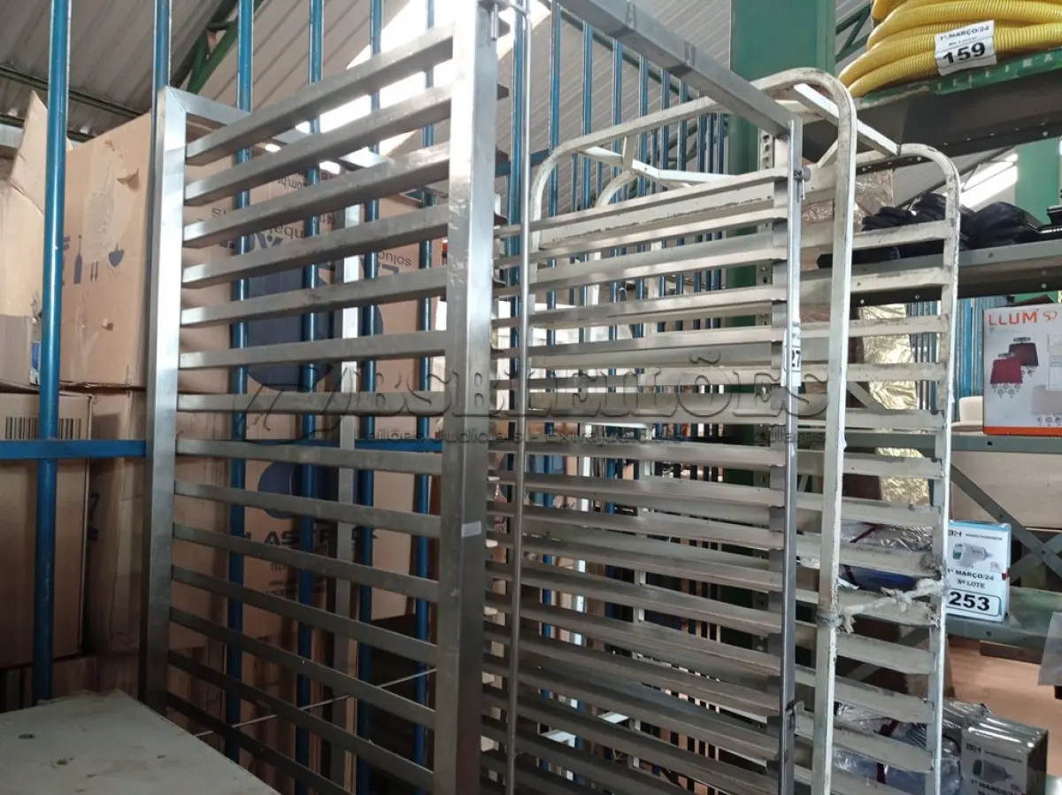LOTE 271 - 02 CARRINHOS PORTAS BANDEJAS SENDO 01 EM INOX. (NO ESTADO) ATENÇÃO! FAZER A VISITAÇÃO ANTES DE ARREMATAR, NÃO SABEMOS SE FUNCIONA. LEILÃO NÃO TEM GARANTIA E NEM DEVOLUÇÃO, SUJEITO A POSSÍVEIS AVARIAS VISÍVEIS/OCULTAS E/OU AUSÊNCIA DE COMPONENTES.