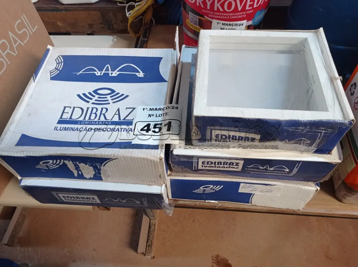 LOTE 451 - 05 LUMINÁRIAS DE EMBUTIR SENDO 01 PEQUENA. (NO ESTADO) ATENÇÃO! FAZER A VISITAÇÃO ANTES DE ARREMATAR, NÃO SABEMOS SE FUNCIONA. LEILÃO NÃO TEM GARANTIA E NEM DEVOLUÇÃO, SUJEITO A POSSÍVEIS AVARIAS VISÍVEIS/OCULTAS E/OU AUSÊNCIA DE COMPONENTES.