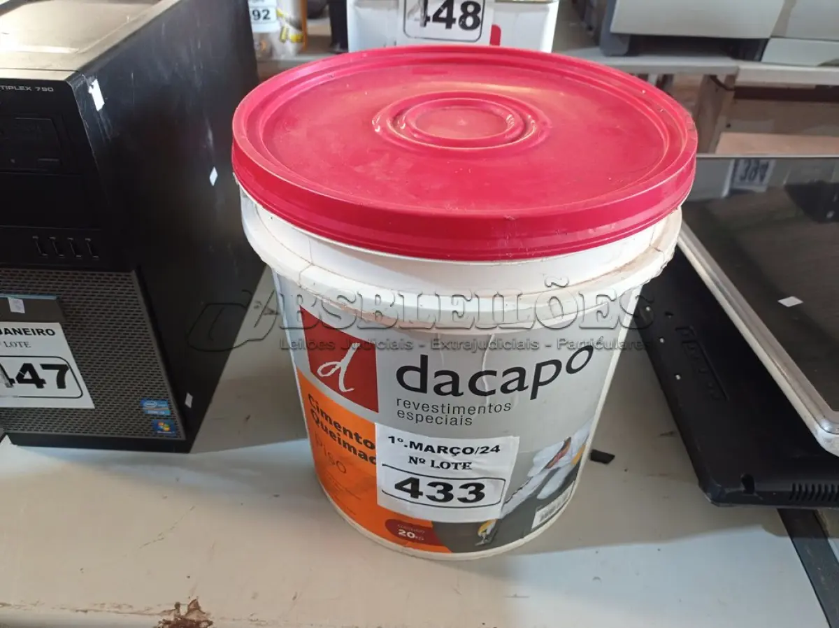 LOTE 433 - 01 BALDE DE CIMENTO QUEIMADO DACAPÓ 20KG. (NO ESTADO) ATENÇÃO! FAZER A VISITAÇÃO ANTES DE ARREMATAR, NÃO SABEMOS SE FUNCIONA. LEILÃO NÃO TEM GARANTIA E NEM DEVOLUÇÃO, SUJEITO A POSSÍVEIS AVARIAS VISÍVEIS/OCULTAS E/OU AUSÊNCIA DE COMPONENTES.