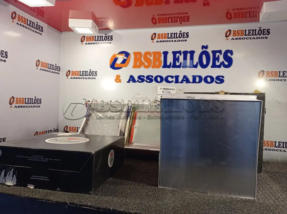 LOTE 218 - 05 LUMINÁRIAS MARCAS E MODELOS DIVERSOS. (NO ESTADO) ATENÇÃO! FAZER A VISITAÇÃO ANTES DE ARREMATAR, NÃO SABEMOS SE FUNCIONA. LEILÃO NÃO TEM GARANTIA E NEM DEVOLUÇÃO, SUJEITO A POSSÍVEIS AVARIAS VISÍVEIS/OCULTAS E/OU AUSÊNCIA DE COMPONENTES.