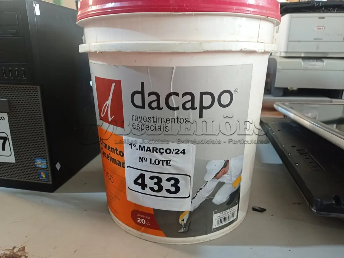 LOTE 433 - 01 BALDE DE CIMENTO QUEIMADO DACAPÓ 20KG. (NO ESTADO) ATENÇÃO! FAZER A VISITAÇÃO ANTES DE ARREMATAR, NÃO SABEMOS SE FUNCIONA. LEILÃO NÃO TEM GARANTIA E NEM DEVOLUÇÃO, SUJEITO A POSSÍVEIS AVARIAS VISÍVEIS/OCULTAS E/OU AUSÊNCIA DE COMPONENTES.