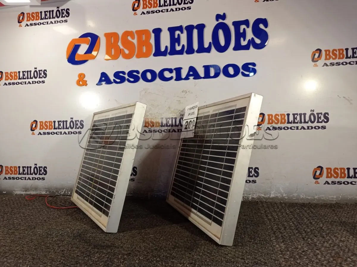 LOTE 209 - 02 PAINÉIS SOLARES 18V 10W. (NO ESTADO) ATENÇÃO! FAZER A VISITAÇÃO ANTES DE ARREMATAR, NÃO SABEMOS SE FUNCIONA. LEILÃO NÃO TEM GARANTIA E NEM DEVOLUÇÃO, SUJEITO A POSSÍVEIS AVARIAS VISÍVEIS/OCULTAS E/OU AUSÊNCIA DE COMPONENTES.