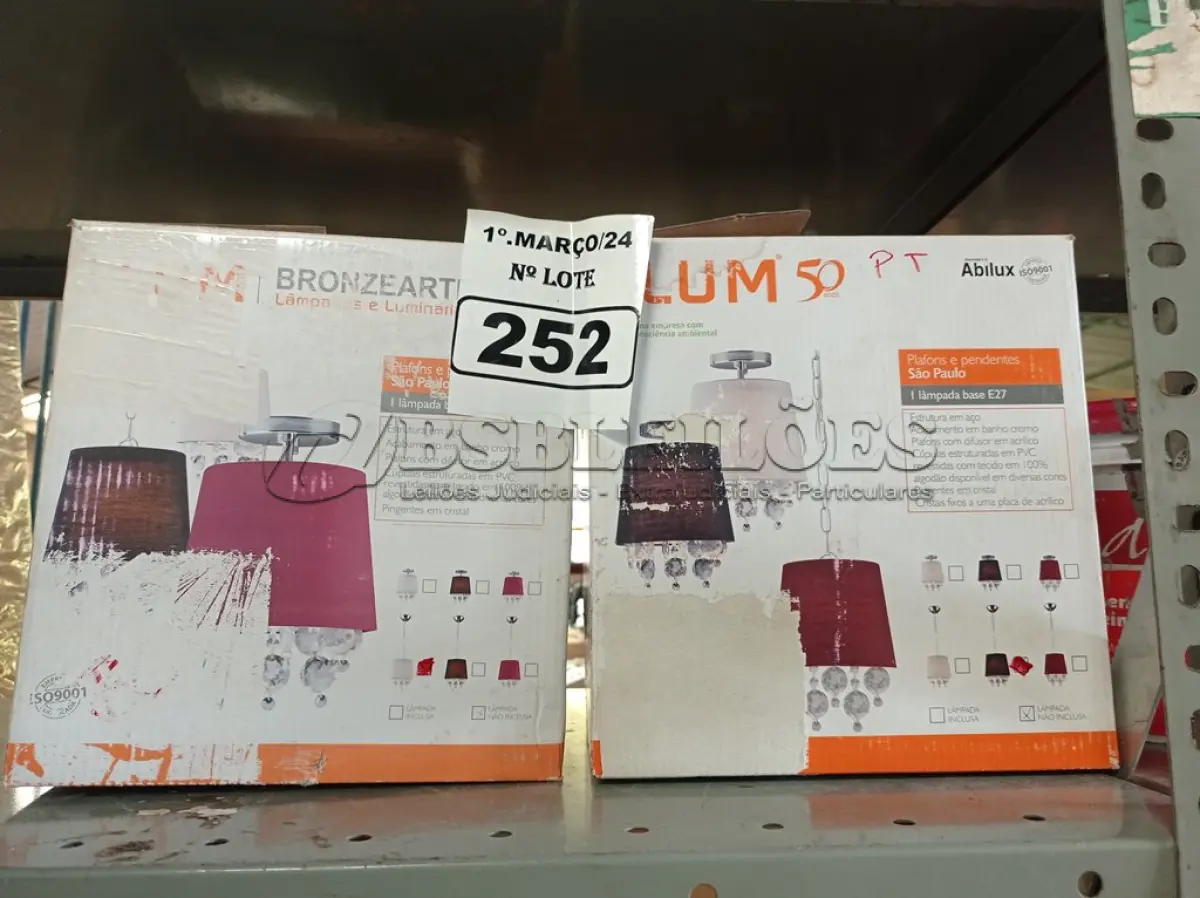 LOTE 252 - 02 LUMINÁRIAS PENDENTE SÃO PAULO. (NO ESTADO) ATENÇÃO! FAZER A VISITAÇÃO ANTES DE ARREMATAR, NÃO SABEMOS SE FUNCIONA. LEILÃO NÃO TEM GARANTIA E NEM DEVOLUÇÃO, SUJEITO A POSSÍVEIS AVARIAS VISÍVEIS/OCULTAS E/OU AUSÊNCIA DE COMPONENTES.